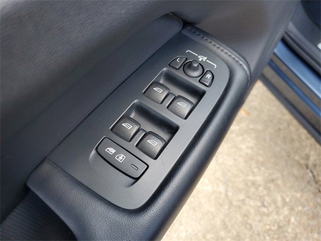 2024 Volvo XC60 Plus Dark Theme