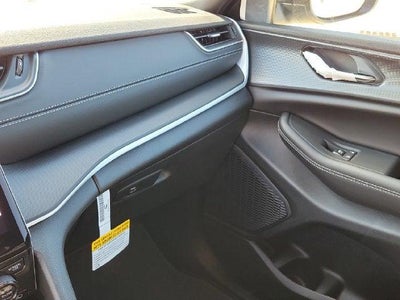 2027 Jeep Grand Cherokee GRAND CHEROKEE LAREDO 4X2