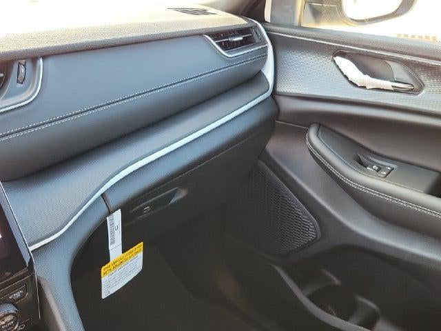2027 Jeep Grand Cherokee GRAND CHEROKEE LAREDO 4X2