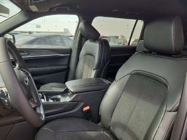 2027 Jeep Grand Cherokee GRAND CHEROKEE L LAREDO ALTITUDE 4X2