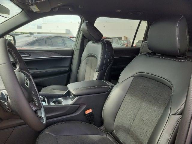 2027 Jeep Grand Cherokee GRAND CHEROKEE L LAREDO ALTITUDE 4X2