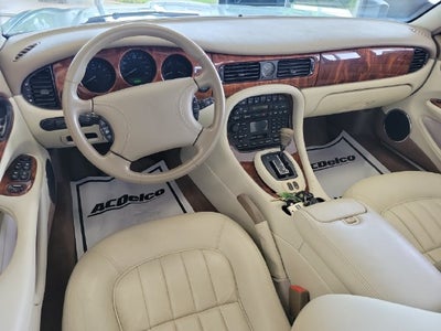 2000 Jaguar XJ8 Base