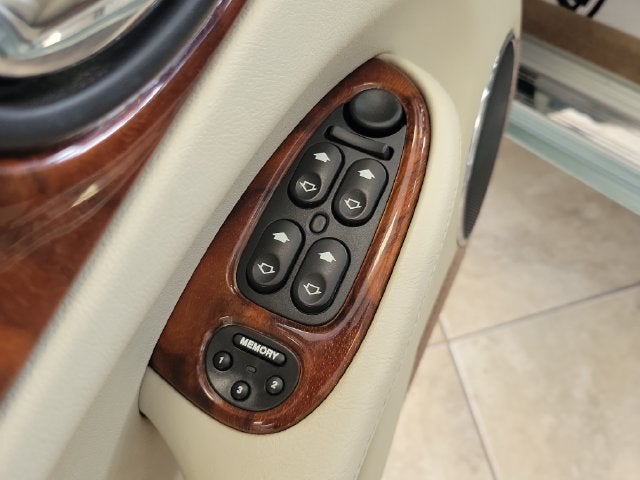 2000 Jaguar XJ8 Base